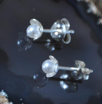 Cargar imagen en el visor de la galería, Ohrstecker 925 Silber E - Coat Perle Blume 4mm - chic - net.de
