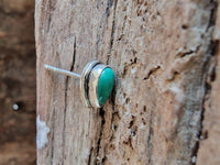 Load image into Gallery viewer, Ohrstecker Malachit grün Tropfen 6 mm 925er Sterling Silber Rand Stein Silberohrstecker - chic - net.de
