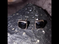 Load image into Gallery viewer, Ohrstecker Onyx Quadrat 8 mm 925er Sterlingsilber Rand facettiert schwarz gewölbt - chic - net.de
