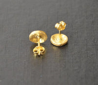 Load image into Gallery viewer, Ohrstecker vergoldet 925 Silber Scheibe uneben 9mm - chic - net.de
