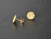 Load image into Gallery viewer, Ohrstecker vergoldet 925 Silber Scheibe uneben 9mm - chic - net.de
