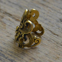 Load image into Gallery viewer, Ear cuffs verschnörkeltes Muster Lilie Messing gold
