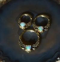 Load image into Gallery viewer, Universal Piercing Ring Brass Opal weiß Knoten celtic
