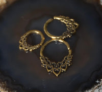 Load image into Gallery viewer, Universal Piercing Ring Brass Herz Bögen Punkte gold
