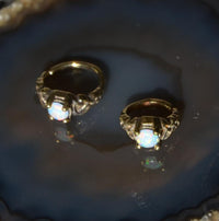 Load image into Gallery viewer, Universal Piercing Ring Brass Knoten celtic Opal weiß
