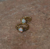 Load image into Gallery viewer, Universal Piercing Ring Brass Knoten celtic Opal weiß
