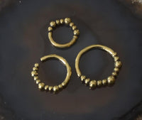 Load image into Gallery viewer, Universal Piercing Ring Brass Perlen Kugeln gold
