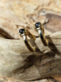 Load image into Gallery viewer, Ear cuff Dread Lock Bead Messing gold Onyx Bögen

