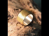 Load image into Gallery viewer, Ring Silber vergoldet Kreise Waben gestempelt breit - chic - net.de
