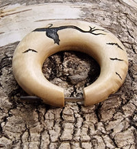 Load image into Gallery viewer, Schwarze Katze Holz - Creolen Ohrringe - chic - net.de
