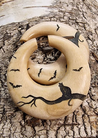 Load image into Gallery viewer, Schwarze Katze Holz - Creolen Ohrringe - chic - net.de
