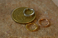 Cargar imagen en el visor de la galería, Segmentring Piercing Kristalle unten Edelstahl Gold PVD - chic - net.de
