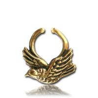 Cargar imagen en el visor de la galería, Septum Fake Piercing Nasenringe Vogel Taube Messing goldfarben nickelfrei antik exotisch - chic - net.de

