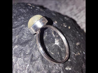 Load image into Gallery viewer, Silber Ring Prehnit 14 mm grün oval eingefasst 925 - chic - net.de
