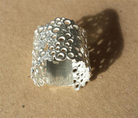 Load image into Gallery viewer, Silberring Lochmuster breit glänzend aus 925er Sterling Silber Damen Silberschmuck Ringe - chic - net.de
