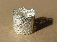 Load image into Gallery viewer, Silberring Lochmuster breit glänzend aus 925er Sterling Silber Damen Silberschmuck Ringe - chic - net.de
