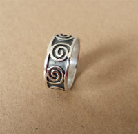 Load image into Gallery viewer, Silberring Muster Spiralen dunkel oxidiert 925er Sterling Silber Damen Silberschmuck Ringe - chic - net.de
