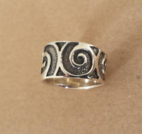 Load image into Gallery viewer, Silberring Spiralen groß dunkel oxidiert aus 925er Sterling Silber Damen Silberschmuck Ringe - chic - net.de
