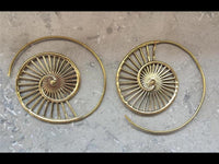 Cargar imagen en el visor de la galería, Spiralen Messing Ohrringe gold Nautilus Schnecke - chic - net.de
