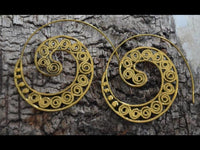 Load image into Gallery viewer, Spiralen Ohrringe acht Kugeln Messing Brass antik golden nickelfrei Piercing Tribal - chic - net.de
