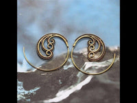 Load image into Gallery viewer, Spiralen Ohrringe Brass Punkte drei Spiralen antik golden Tribal Piercing - chic - net.de
