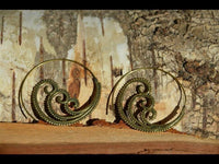 Load image into Gallery viewer, Spiralen Ohrringe Brass Punkte drei Spiralen antik golden Tribal Piercing - chic - net.de
