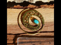 Load image into Gallery viewer, Spiralen Ohrringe breit gestanzt Türkis oval Messing antik golden nickelfrei Piercing Tribal - chic - net.de

