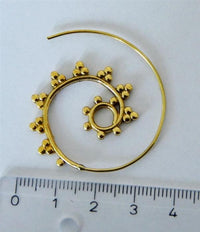 Load image into Gallery viewer, Spiralen Ohrringe Kreise Dreiecke Brass klein antik golden Tribal Piercing - chic - net.de
