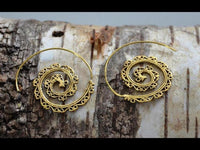 Cargar imagen en el visor de la galería, Spiralen Ohrringe liegend Kerbe Messing Brass antik golden nickelfrei Tribal Piercing Schmuck - chic - net.de
