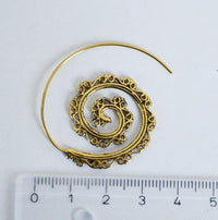 Cargar imagen en el visor de la galería, Spiralen Ohrringe liegend Kerbe Messing Brass antik golden nickelfrei Tribal Piercing Schmuck - chic - net.de
