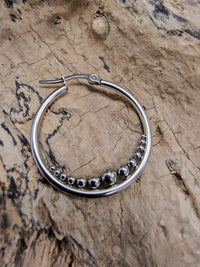 Cargar imagen en el visor de la galería, Strahlende Creolen - Handgefertigte Damenohrringe in gold und silber - chic - net.de
