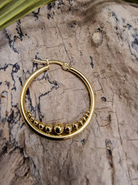 Cargar imagen en el visor de la galería, Strahlende Creolen - Handgefertigte Damenohrringe in gold und silber - chic - net.de
