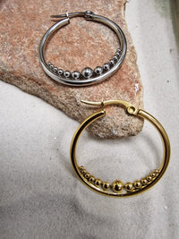 Cargar imagen en el visor de la galería, Strahlende Creolen - Handgefertigte Damenohrringe in gold und silber - chic - net.de
