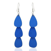Cargar imagen en el visor de la galería, A pair of bunte Holzohrringe Tropfen lang (68 mm) im Tribal-Stil mit drei matten, blauen Teardrop-Elementen pro Earring und nickelfreien Edelstahl Ohrhänger—stylish und organic.

