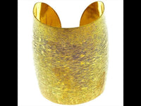 Cargar imagen en el visor de la galería, Messing Tribal Armreif golden schraffiert breit gewölbt 67 mm nickelfrei verstellbar antik Brass
