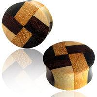 Load image into Gallery viewer, Two double flared, handmade &quot;laminiert Holzplug vier Farben Muster Tribal Holz Plugs&quot; feature an inlaid geometric pattern with light, medium, and dark wood pieces. They have a smooth, polished finish and are displayed on a reflective white background.
