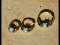Cargar imagen en el visor de la galería, Universal Piercing Ring Brass Opal weiß Knoten celtic - chic - net.de
