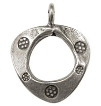 Load image into Gallery viewer, Dreieckiger Silberanhänger Loch Blumen dunkel oxidiert Unisex Anhänger 925er Sterling Silber
