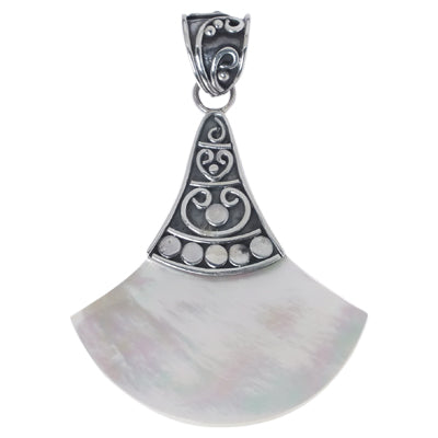 Perlmutt-Anhänger, besonderer Damenanhänger aus 925er Sterlingsilber und Perlmutt, mit Silberverzierung, ca. 23 x31 mm