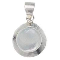 Load image into Gallery viewer, Runder Perlmutt Anhänger für Damen aus 925er Sterling Silber mit breitem Rand, kreisrundem, transluzentem Perlmutt in der Mitte und glattem Metall-Bügel zur Befestigung an einer Kette.
