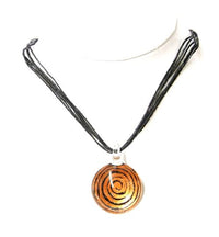 Load image into Gallery viewer, Glasanhänger mit Stoffkette, Orange mit Wirbelmuster, rund, 3cmØ
