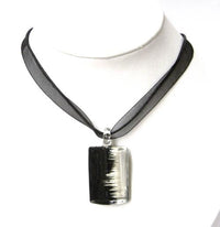 Load image into Gallery viewer, Glasanhänger schwarz silber Kette rechteckig 2,7 x 3,5 cm verstellbar Baumwollfäden
