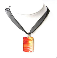 Load image into Gallery viewer, Glasanhänger mit Stoffkette, Rot und Weiß, rechteckig, 2,7x3,5cm
