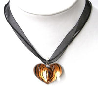 Load image into Gallery viewer, Glasanhänger mit Stoffkette, Orange mit Strichen, herzförmig, 3,5x2,5cmØ
