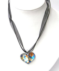 Load image into Gallery viewer, Glasanhänger mit Stoffkette, Bunt mit Muster, herzförmig, 3,5x2,5cmØ
