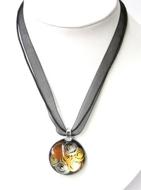 Load image into Gallery viewer, Glasanhänger mit Stoffkette, Schwarz mit Kreismuster, rund, 3cmØ
