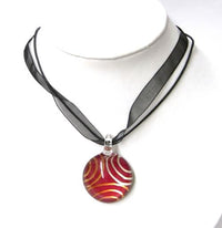 Load image into Gallery viewer, Glasanhänger mit Stoffkette, Rot mit Kreismuster, rund, 3cmØ
