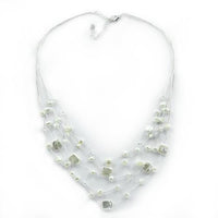 Cargar imagen en el visor de la galería, Seidenfaden Kette weiß creme Perlen Quadrat Kristallperlen handgefädelt 50 cm Verschluss nickelfrei
