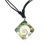 Load image into Gallery viewer, Shivaauge Kette rund Poa Muschel Rand Karo 3,3cm Ø Baumwolle gewachst Shiva Auge verstellbar
