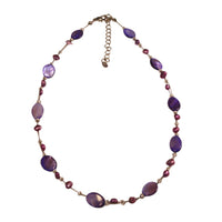 Load image into Gallery viewer, Schmuckset: Kette + Ohrringe aus lilafarbenen Perlen und ovalen Perlmuttmuschelstücken

